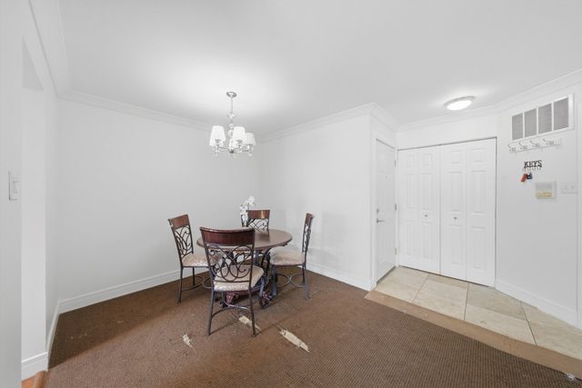 831 E Carriage Lane 2, Palatine, IL 60074