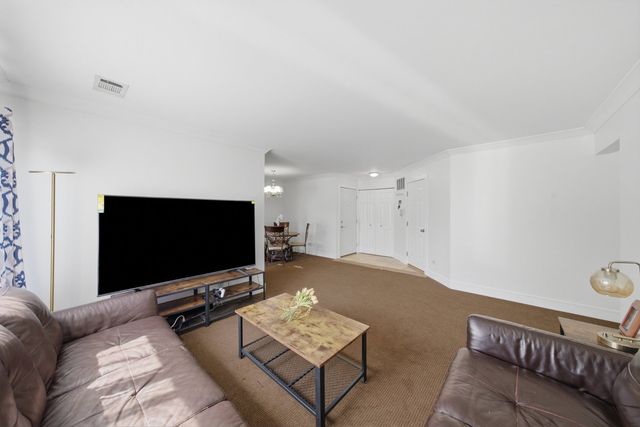 831 E Carriage Lane 2, Palatine, IL 60074