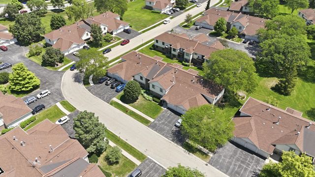 831 E Carriage Lane 2, Palatine, IL 60074