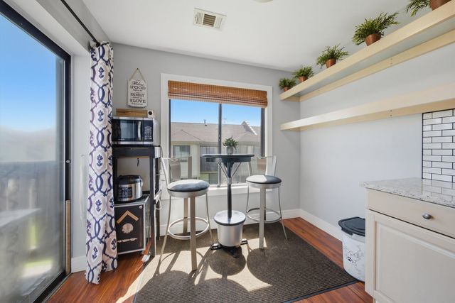 831 E Carriage Lane 2, Palatine, IL 60074