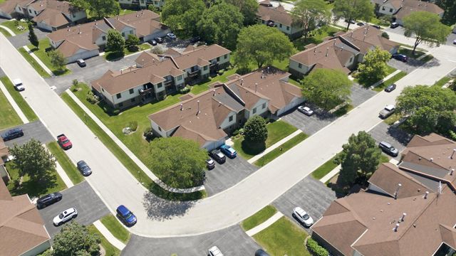 831 E Carriage Lane 2, Palatine, IL 60074