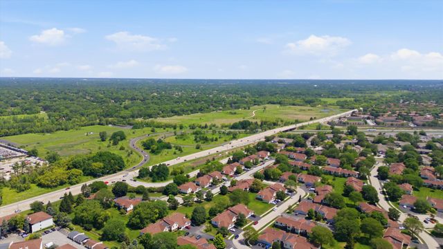 831 E Carriage Lane 2, Palatine, IL 60074