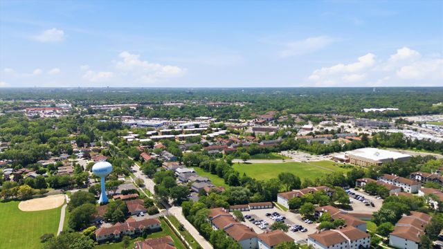 831 E Carriage Lane 2, Palatine, IL 60074