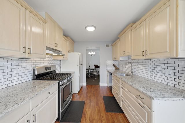 831 E Carriage Lane 2, Palatine, IL 60074