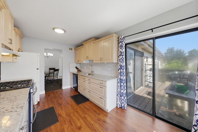 831 E Carriage Lane 2, Palatine, IL 60074