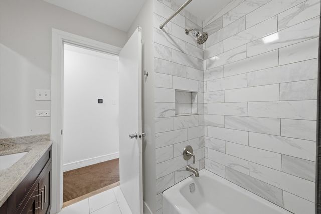831 E Carriage Lane 2, Palatine, IL 60074