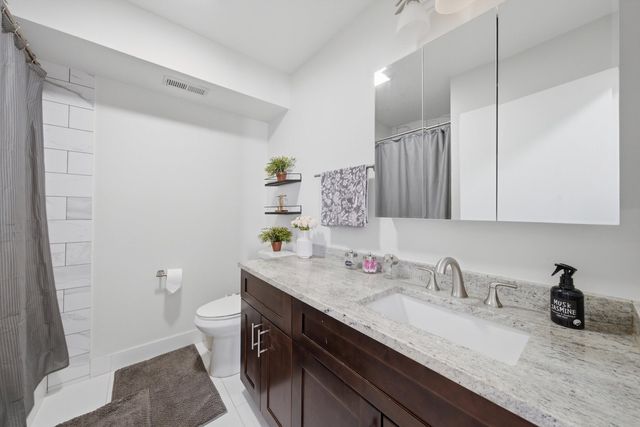 831 E Carriage Lane 2, Palatine, IL 60074