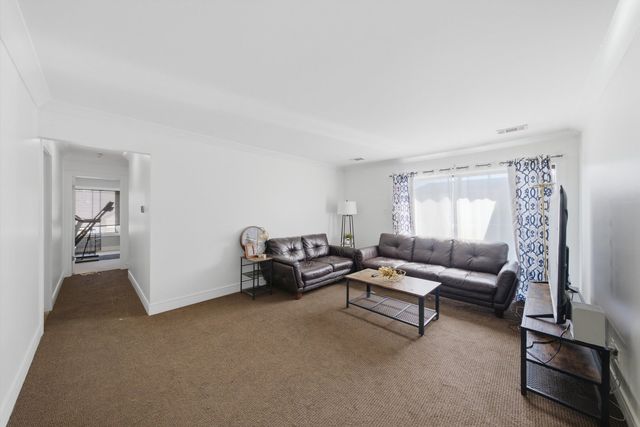 831 E Carriage Lane 2, Palatine, IL 60074