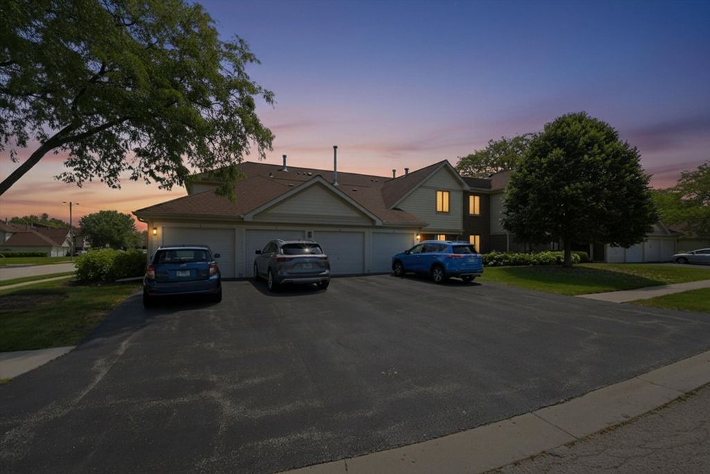 831 E Carriage Lane 2, Palatine, IL 60074