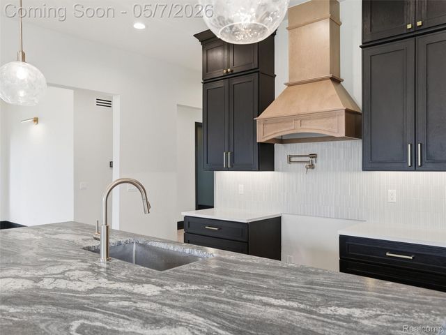 41215 Belvidere Street, Harrison Charter Township, MI 48045