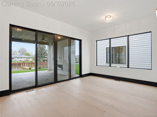 41215 Belvidere Street, Harrison Charter Township, MI 48045