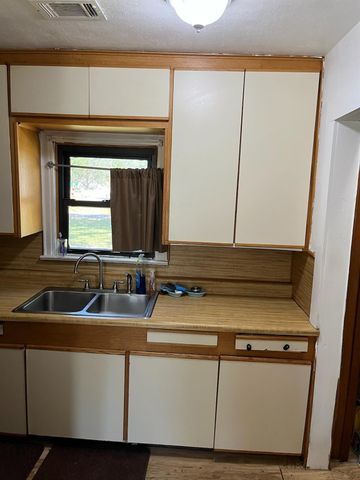 203 S 6th St, Highlands, TX 77562