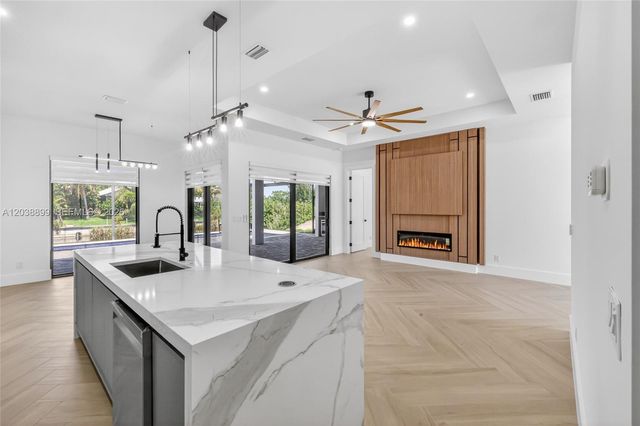 2014 SW 8th PL, Cape Coral, FL 33991