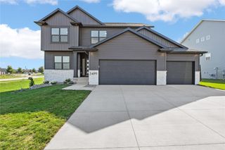 8901 Zeppelin Avenue NE, Cedar Rapids, IA 52402