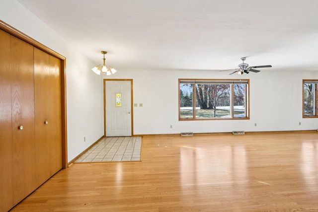 1070 Hageman Road, Belleville, WI 53508