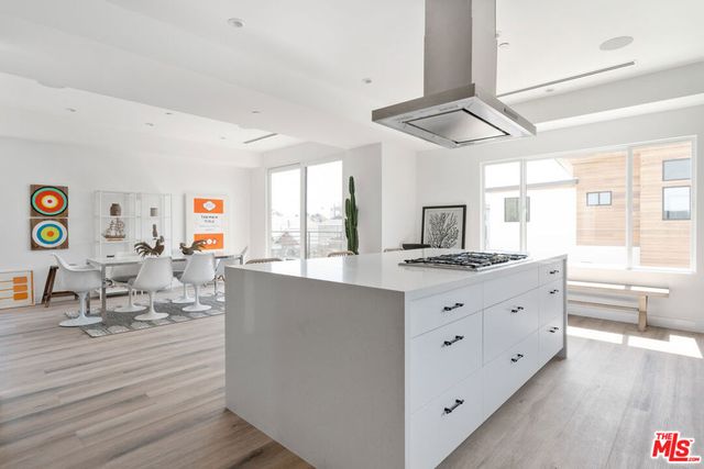 2512 Berkeley Avenue, Los Angeles, CA 90026