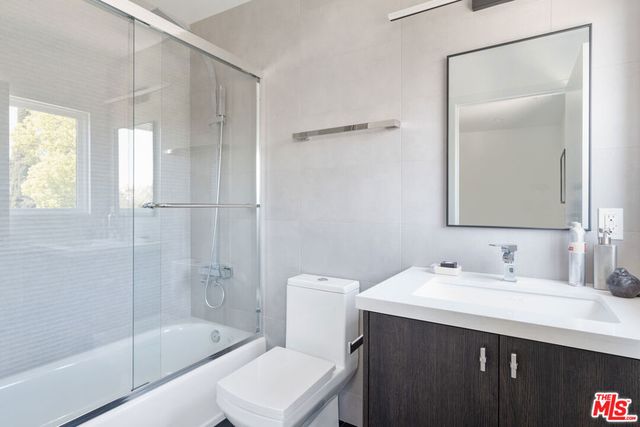 2512 Berkeley Avenue, Los Angeles, CA 90026