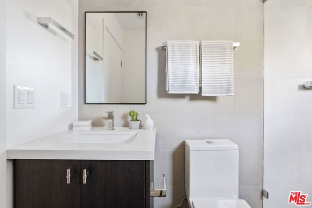 2512 Berkeley Avenue, Los Angeles, CA 90026