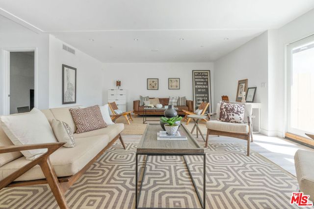 2512 Berkeley Avenue, Los Angeles, CA 90026