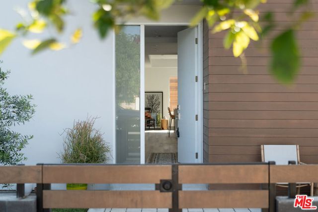 2512 Berkeley Avenue, Los Angeles, CA 90026