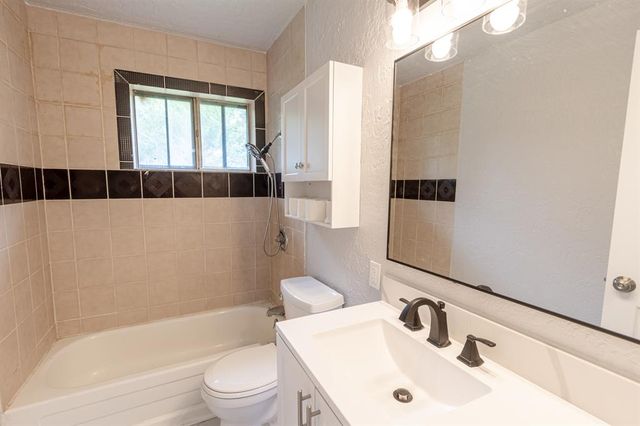 2605 Queensbury Road, Moore, OK 73160