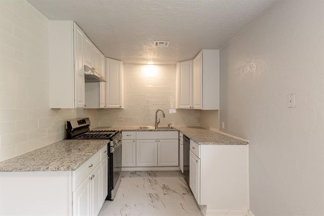 2605 Queensbury Road, Moore, OK 73160