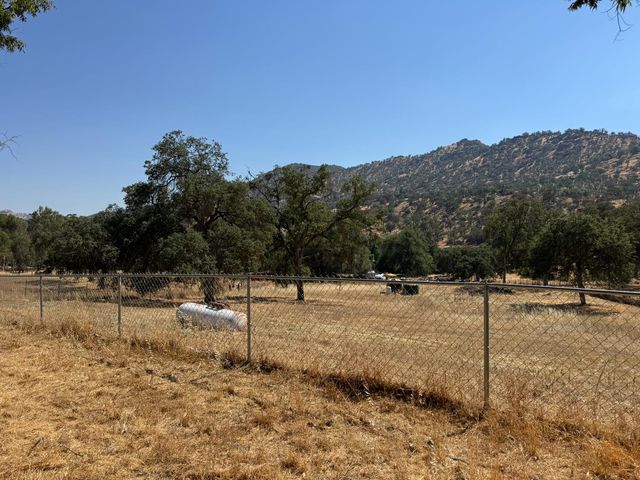 37307 Mistletoe Road, Yokuts Valley, CA 93675