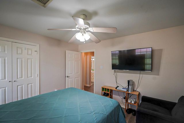 200 Canterbury Drive, Conroe, TX 77303