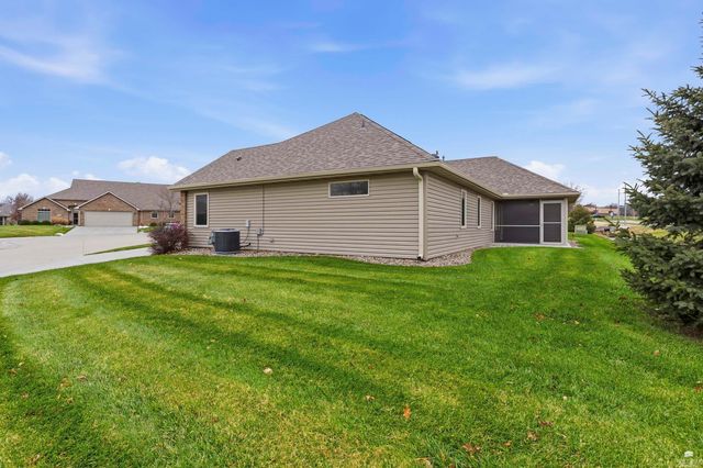 2913 Willowbend Court, Manhattan, KS 66502