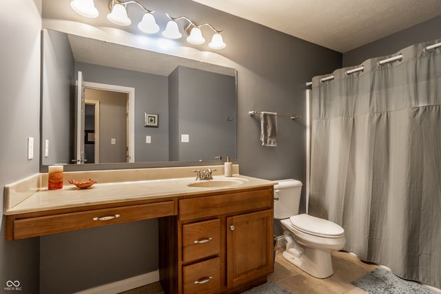 207 Wakefield Way, Zionsville, IN 46077