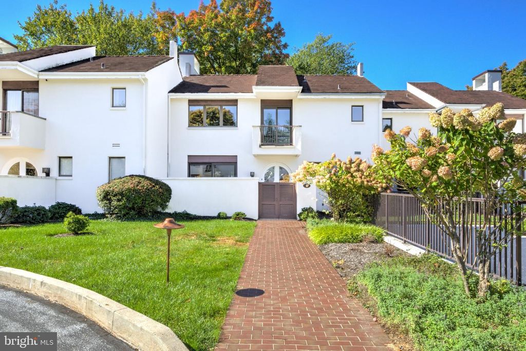 9 AVIGNON #9, DEVON, PA 19333 — exterior