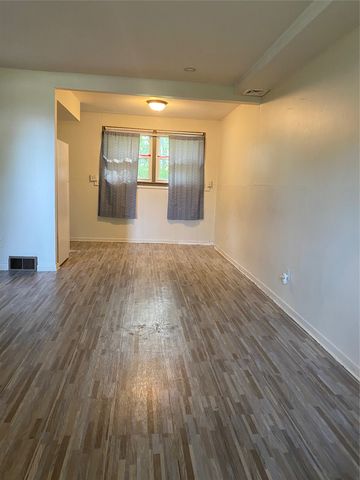 1114 Carrie Avenue, Des Moines, IA 50315