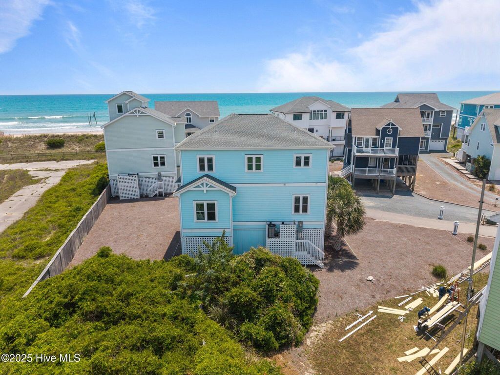 Image 6 of property listing at 132 N Permuda Wynd Drive, N Topsail Beach, NC 28460
