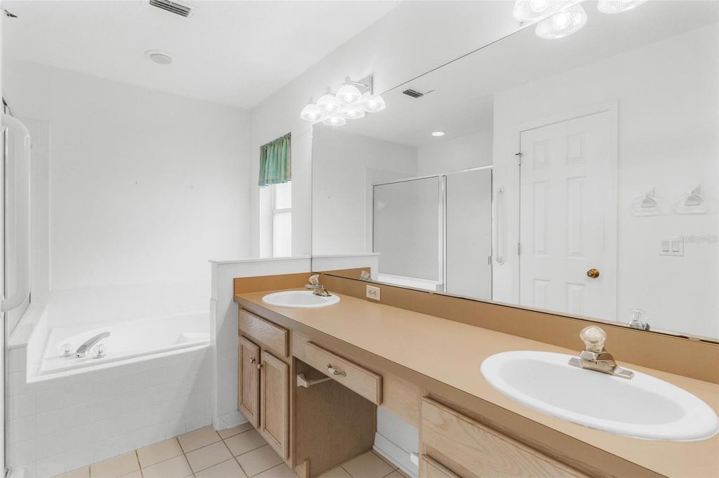 Image 15 of property listing at 7023 ARCADIAN COURT, Mount Dora, FL 32757