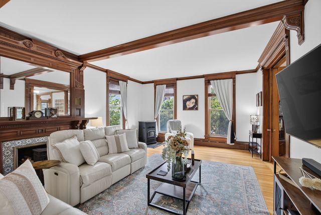 141 Chestnut St, Gardner, MA 01440