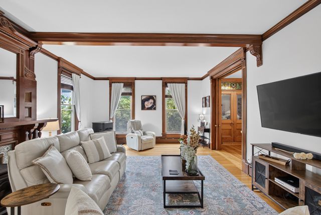 141 Chestnut St, Gardner, MA 01440