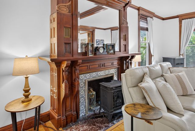 141 Chestnut St, Gardner, MA 01440