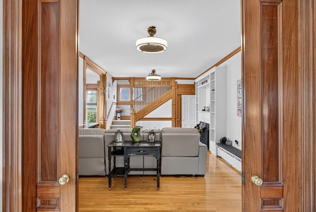 141 Chestnut St, Gardner, MA 01440