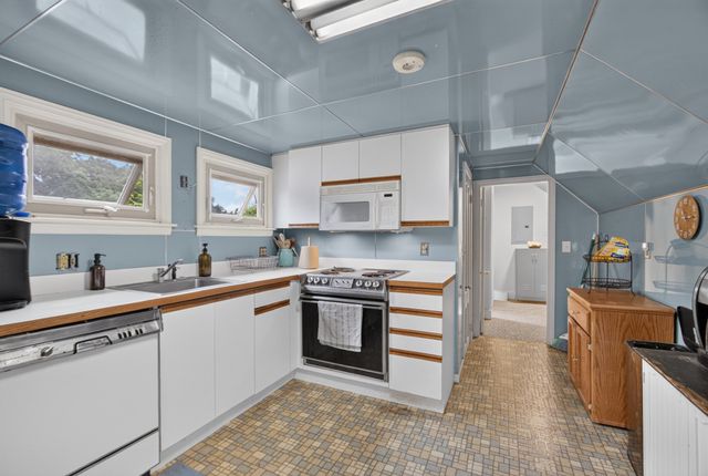 141 Chestnut St, Gardner, MA 01440