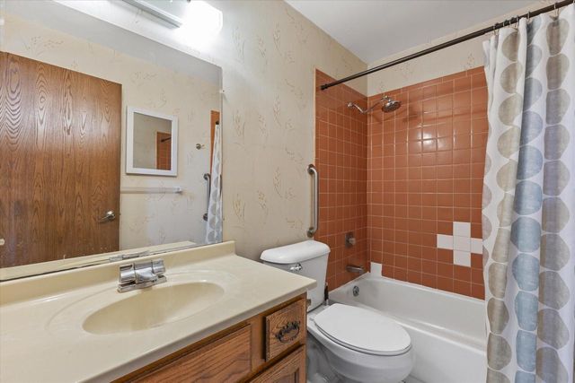 5736 Cambridge CIRCLE, Racine, WI 53406