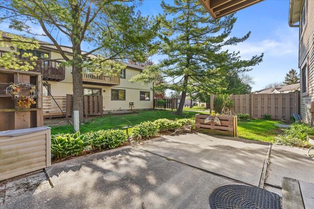 5736 Cambridge CIRCLE, Racine, WI 53406