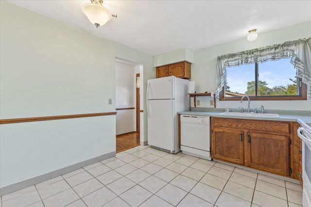 5736 Cambridge CIRCLE, Racine, WI 53406
