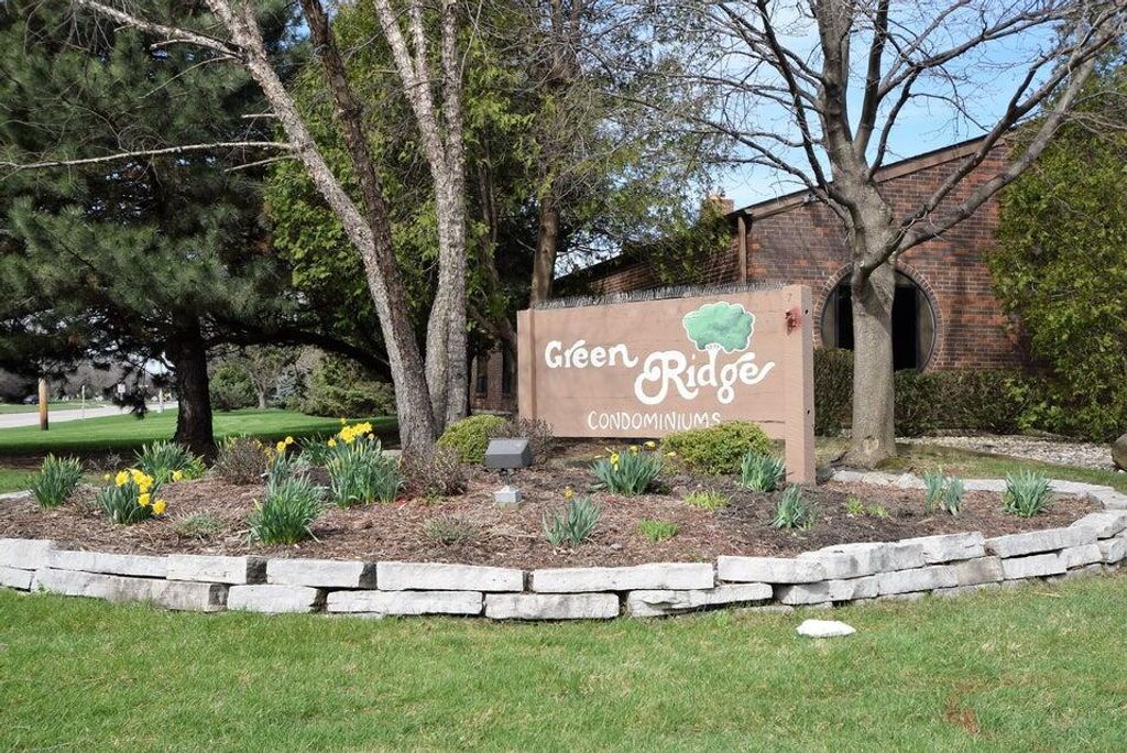 5736 Cambridge CIRCLE, Racine, WI 53406