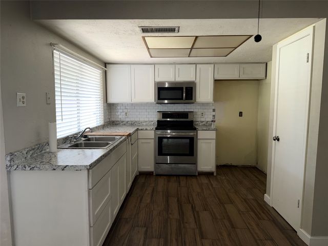 726 Ravencroft Drive, Garland, TX 75043