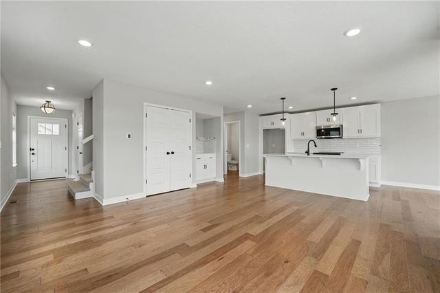 8708 SW Edgewater Drive, Blue Springs, MO 64064