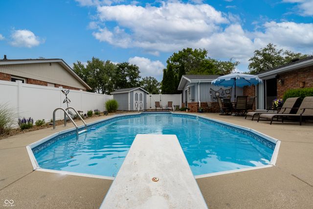 2820 Wedgewood Drive, Columbus, IN 47203