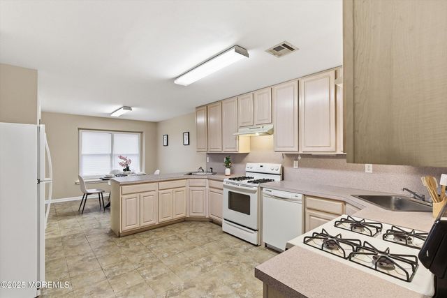 15 Sanz Town Road, Lakewood, NJ 08701