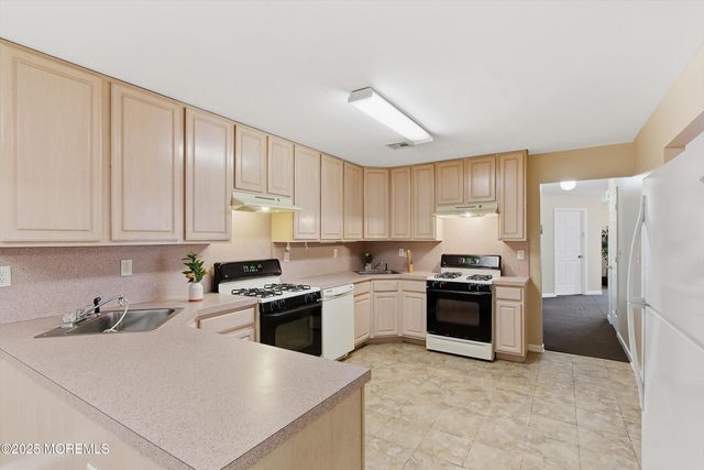 15 Sanz Town Road, Lakewood, NJ 08701