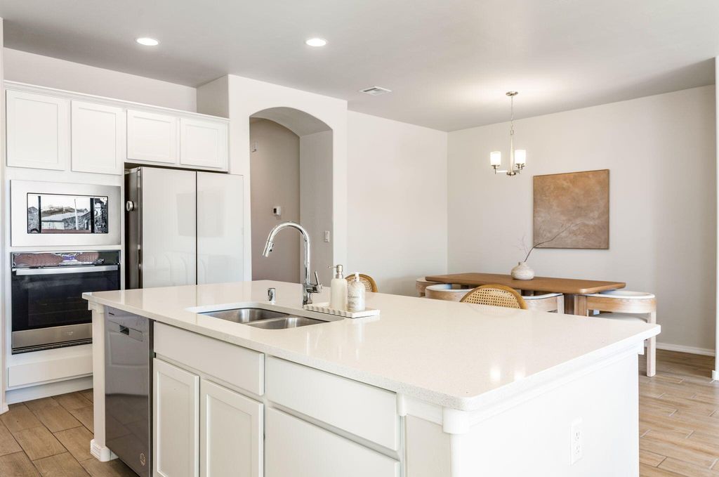 Image 5 of property listing at 2328 Melon Ridge Loop NE, Rio Rancho, NM 87144