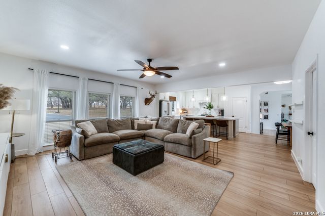 322 Dublin Cir, Floresville, TX 78114